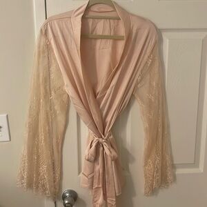 Oh La La Cheri Paris Shorti Robe Lace Sleeves